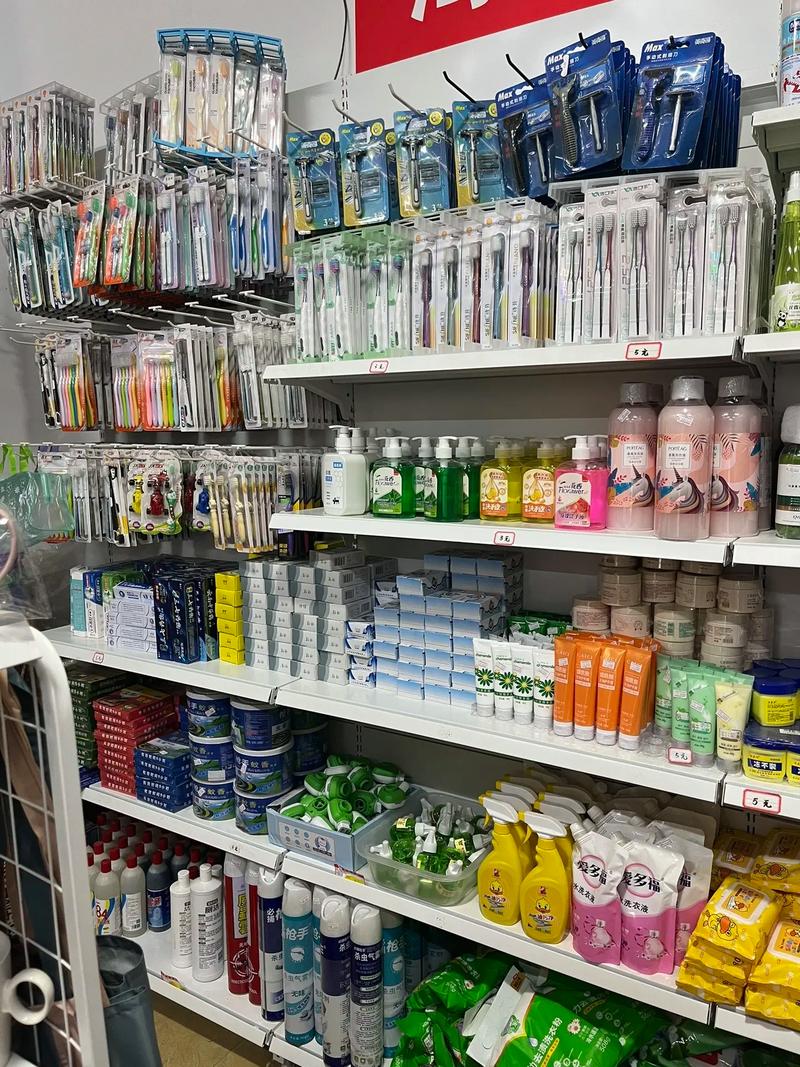 實(shí)體店鋪誠信經(jīng)營之道 日用品、飾品與學(xué)生用品的綜合百貨服務(wù)